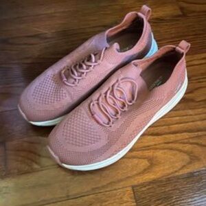 Womwns sketchers slip ons size 9.5